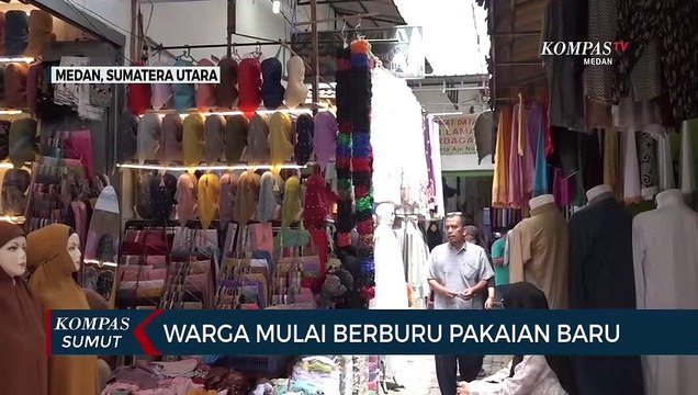 Warga yang Berburu Baju Baru Jelang Idul Fitri Padati Pasar Ikan Lama