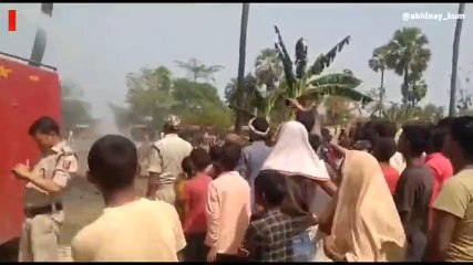 वैशाली: दलित के घर में अचानक भीषण आग लगने से हजारों रुपये की संपत्ति हुई स्वाहा, देखें खबर