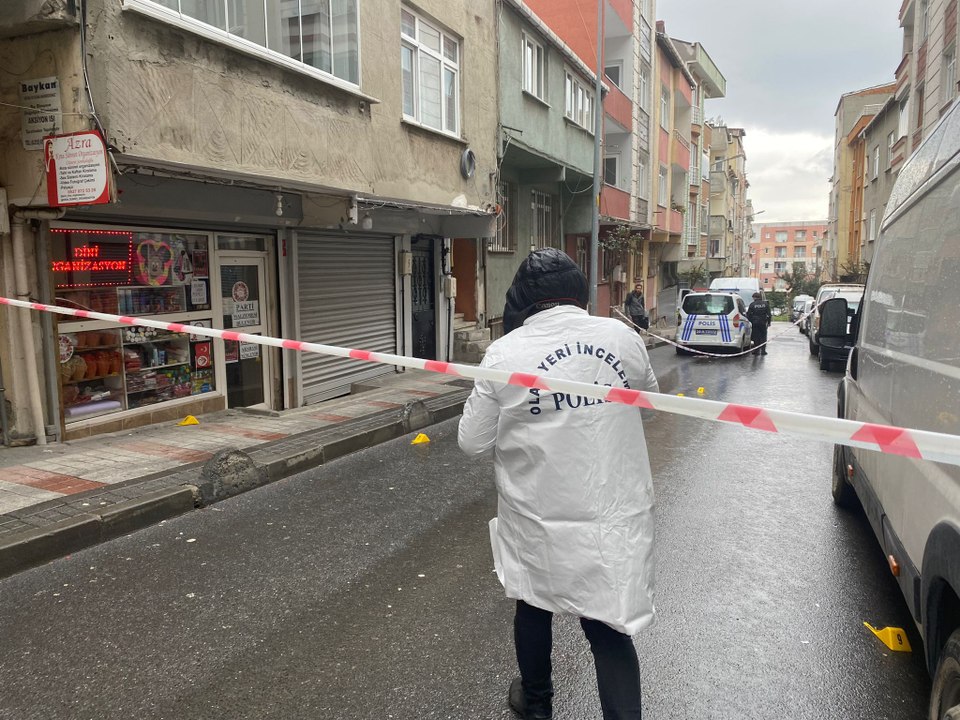 Bağcılar'da iş yerini kurşunladılar