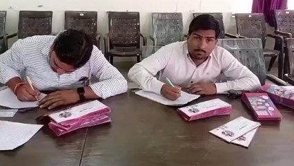 हाथरस: जानिए कैसे घर बैठे वोटरों के पास पहुंचेगा मतदाता पहचान पत्र, देखें वीडियो