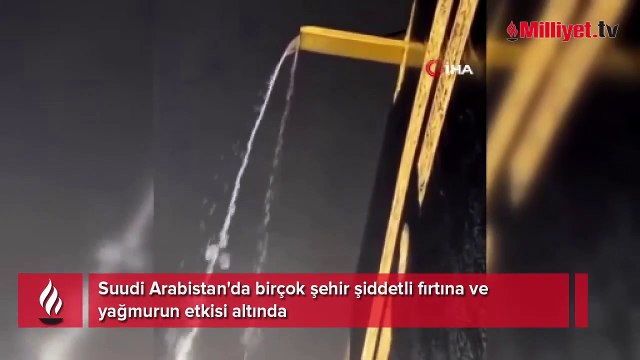 Müslümanlar yağmur altında Kabe'yi tavaf etti