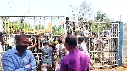 ब्रेकिंग - तपती धूप में इटारसी में कांग्रेस ने घेरा बिजली दफ्तर