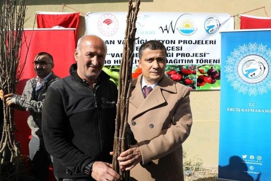 Erciş'te yetiştiricilere 25 bin meyve fidanı dağıtıldı