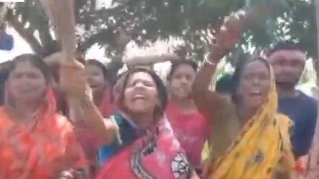 গাজোল: রাস্তায় অসংখ্য মহিলা হাতে ঝাঁটা, লাঠি নিয়ে কি করছে দেখুন অবাক করা ভিডিও