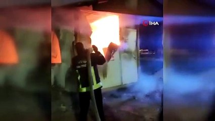 Otopark kulübesi alev alev yandı: 4 araç hasar gördü