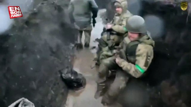 Bahmut'ta çamur içindeki Ukrayna askerleri ve kaçan Rus güçleri görüntülendi