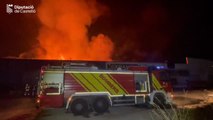 Los bomberos luchan contra un destructivo incendio en un polígono de Castellón