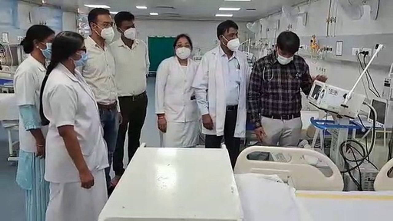 कोविड आइसीयू में मॉक ड्रिल करते चिकित्सक