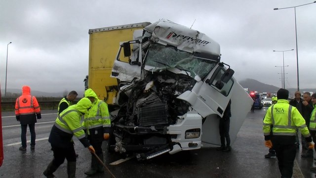 İstanbul'da aynı yerde iki TIR kaza yaptı