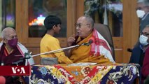 El Dalai Lama intenta besar a un niño y le pide que le “chupe su lengua”; monje pide disculpas
