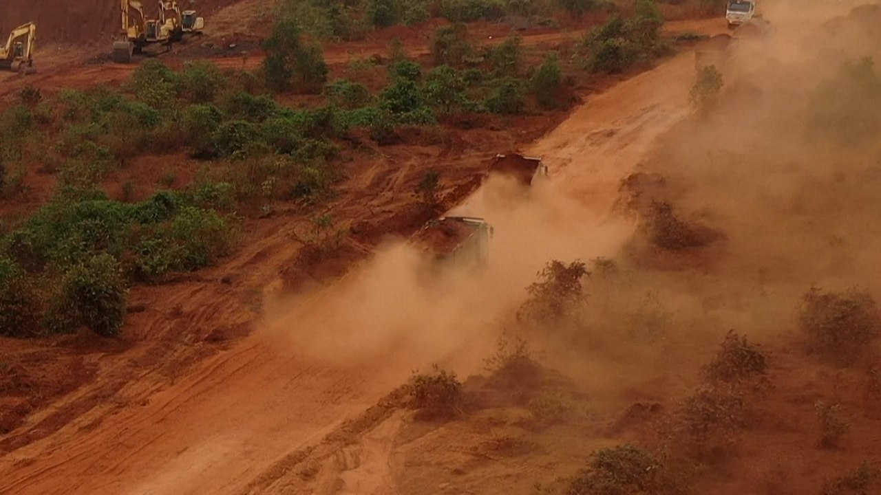 'Unbearable': Vietnam airport construction dust...