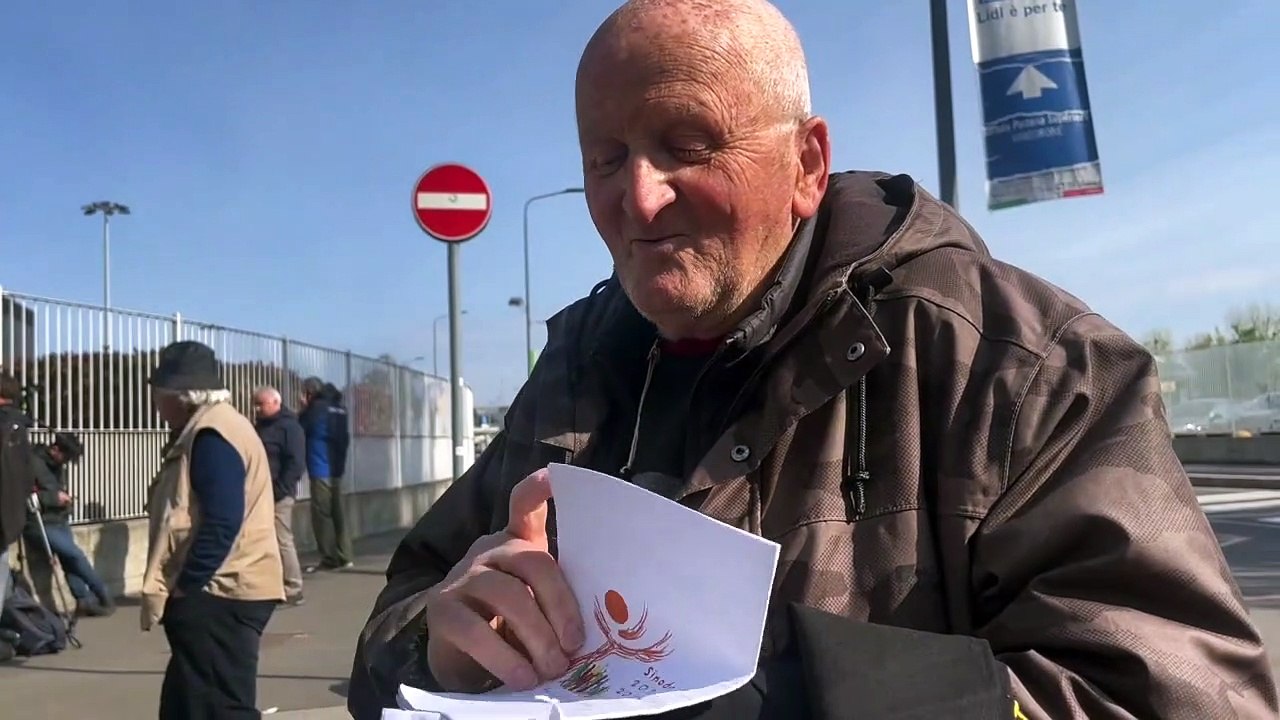 Berlusconi, il fan pensionato in pullman da Cosenza: "Porto acqua santa per zio Silvio"