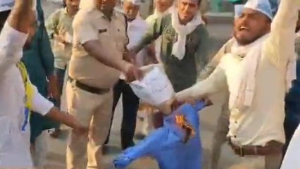 सिवनी मालवा: आप ने जलाया नहर विभाग के अधीक्षक यंत्री का पुतला,जानिए क्यों