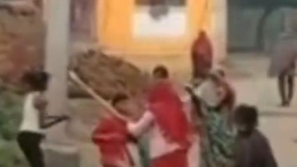 Viral: बीच सड़क दो पक्ष आपस में भिड़े, जमकर चले लाठी डंडे,देखें live video