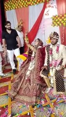 Noiva procurada após disparar tiros para o ar durante casamento na Índia