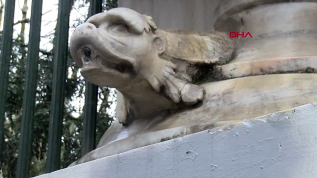 Galatasaray Lisesi kapısındaki 'İkiz yılan heykellerinden biri kayıp' iddiası