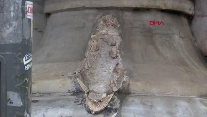 GALATASARAY LİSESİ KAPISINDAKİ 'İKİZ YILAN HEYKELLERİNDEN BİRİ KAYIP' İDDİASI