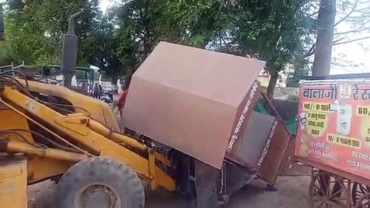 सड़क किनारे अतिक्रमण को किया ध्वस्त, सामान किया...