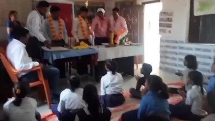 सिवान: राजकीय मध्य विद्यालय में छात्रों को परोसा गया भोजन, दिया गया परित्याग प्रमाण पत्र