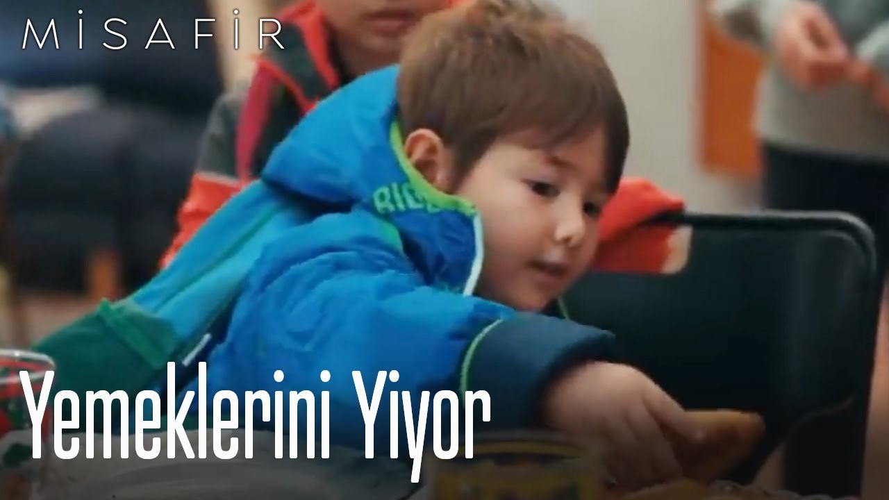 Yemeklerini yiyor