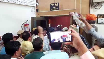 Descargar video: Greater Nagar Nigam Jaipur : फूटा पार्षदों का गुस्सा, महापौर और आयुक्त को भी नहीं छोड़ा