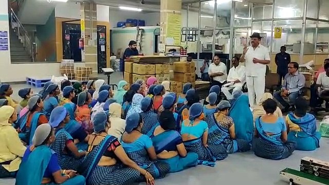 लाड़ली बहना योजना के लिए महिलाओं से मिलते एमआइसी सदस्य और भाजपा नेता
