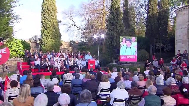 Pedro Sánchez responde a los jóvenes que le abuchean durante un acto en Segovia