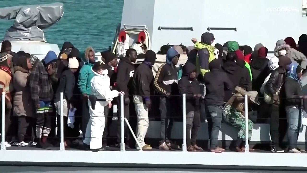 استنفار خفر السواحل الإيطالية لإنقاذ 1200 مهاجر...