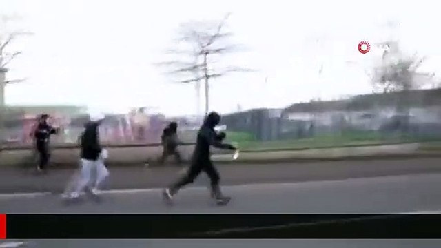 Kuzey İrlanda'da polis aracına molotoflu saldırı