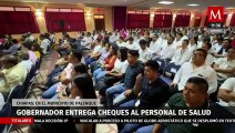 Rutilio Escandón entrega cheques de seguro por jubilación a personal de la salud de Chiapas