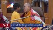 Dalai Lama pede desculpa depois de divulgação de vídeo onde pede a criança que lhe “chupe” a língua