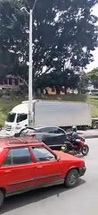 Camioneros protestan en la vía