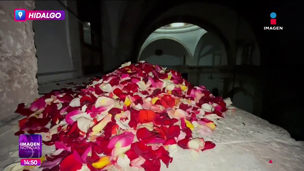 "Llueven" pétalos de rosas en parroquia de Mineral del Chico, Hidalgo