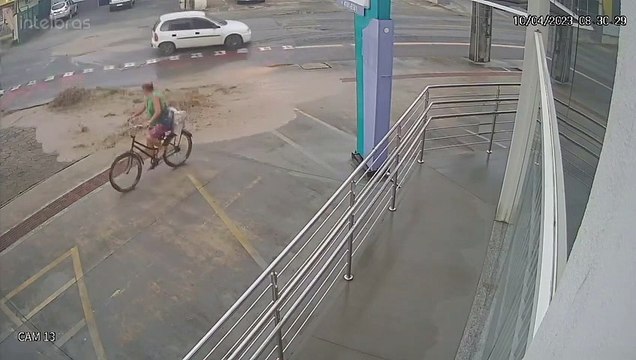 Veja momento em que adutora rompe e forma chafariz de água em Joinville