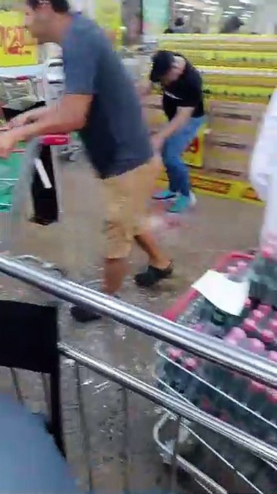 Chuva alaga supermercado no Paranoá