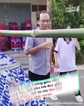 Đang uống nước thì học trò bê kiệu ra, thầy leo lên liền: Biểu cảm như 'quan tham về làng' | Điện Ảnh Net