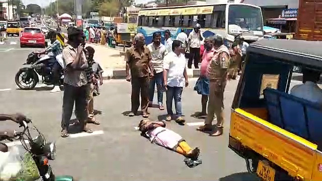 எனக்கு அரசு வேலை வேண்டும்; மது போதையில் சாலையில் படுத்து பெண் அலப்பறை