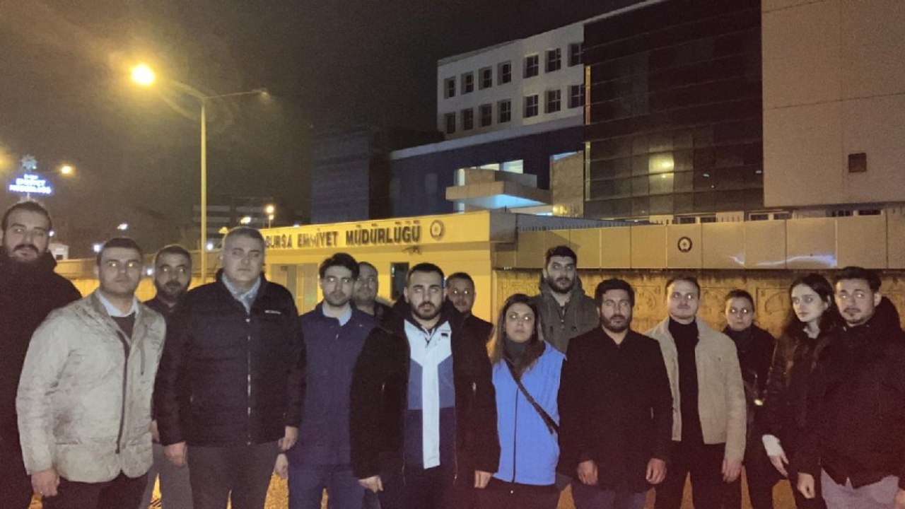Ürünlerin üzerine 'Erdoğanlı çıkartma' yapıştıran stajyer kadın avukat gözaltına alındı