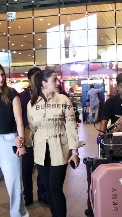 Kriti Sanon और Nupur Sanon  एयरपोर्ट पर कैजुअल...