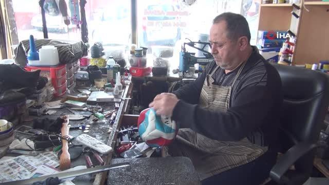 50 yaşındaki top tamircisi 35 senedir aynı mahallede çocukların yüzünü güldürüyor