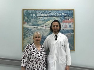 3 YILDIR YÜRÜMEKTE ZORLANIYORDU, PROTEZ AMELİYATI İLE SAĞLIĞINA KAVUŞTU