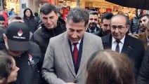 *ATA İttifakı'nın Cumhurbaşkanı adayı Sinan Oğan Taksim'de turistlerle Rusça konuşup, fotoğraf çektirdi*