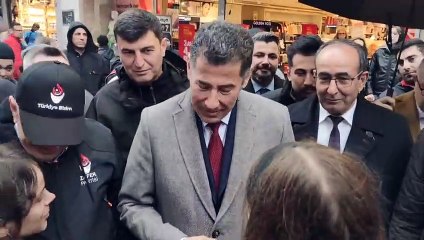 *ATA İttifakı'nın Cumhurbaşkanı adayı Sinan Oğan Taksim'de turistlerle Rusça konuşup, fotoğraf çektirdi*