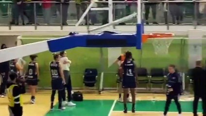 Holigan başkan maçta, taraftar köftecide saldırdı