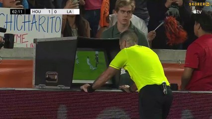 Caceres hakemle birlikte VAR'da pozisyonu inceledi