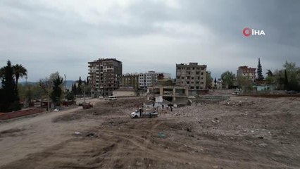 Enkazlardan kalan demir parçaları geçim kaynağı oldu