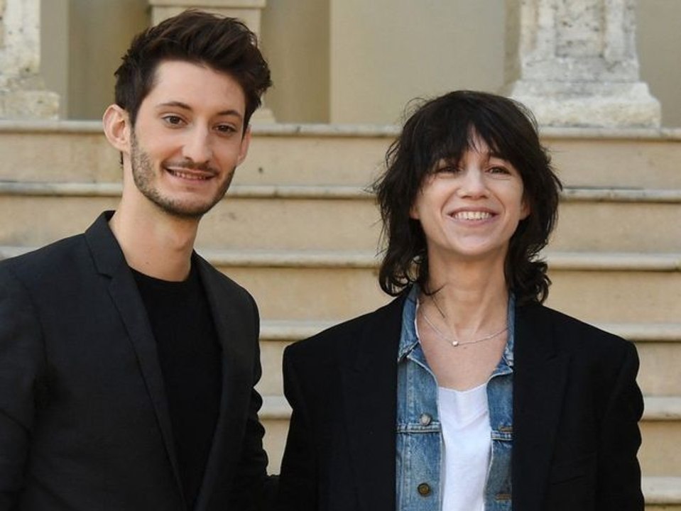 "Il a fallu que j’ose être tactile avec lui" : Charlotte Gainsbourg explique pourquoi le tournage du film "La Promesse de l’aube" avec Pierre N...