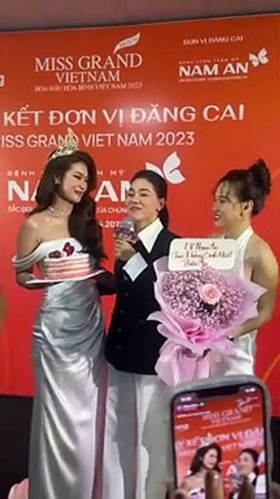 Hoa hậu Thiên Ân khóc nức nở khi được tổ chức sinh nhật bất ngờ