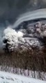 Um dos mais ativos vulcões da Rússia entrou em erupção