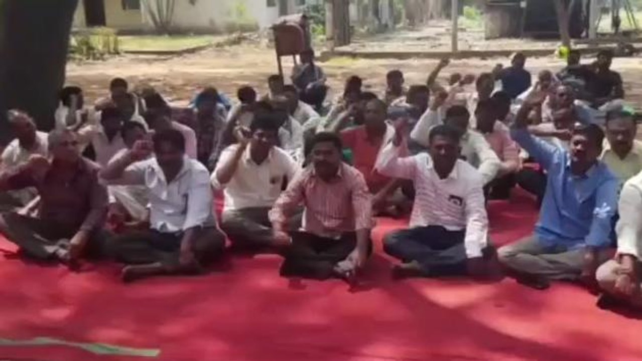 మంచిర్యాల: పెండింగ్ వేతనాలు చెల్లించలేదు.. రోడ్డున పడ్డ కార్మికులు